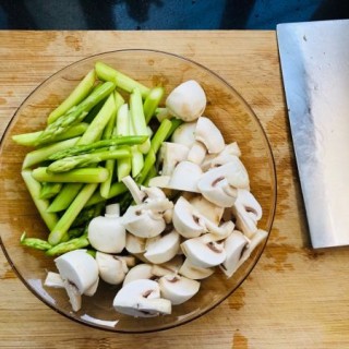  芦笋炒蘑菇（美善品） 净素食 第5步