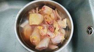  香菇黑木耳炖土鸡 第1步