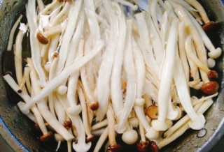  菌类料理+鸭蛋双菇鲜虾汤 第3步
