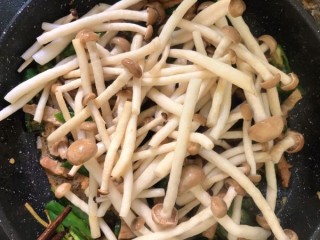  蘑菇青椒炒肉丝 第7步