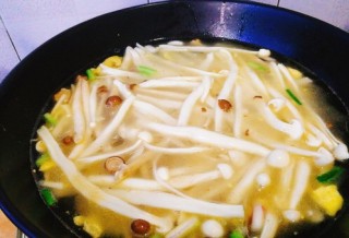  菌类料理+鸭蛋双菇鲜虾汤 第13步