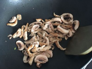  青椒蘑菇肉丝 第4步
