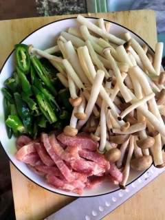  蘑菇青椒炒肉丝 第2步