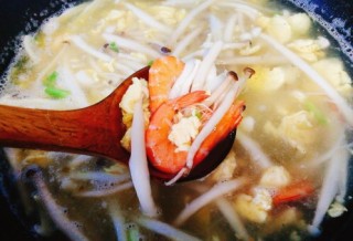  菌类料理+鸭蛋双菇鲜虾汤 第16步