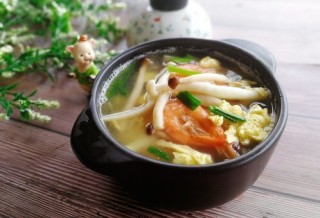  菌类料理+鸭蛋双菇鲜虾汤 第19步