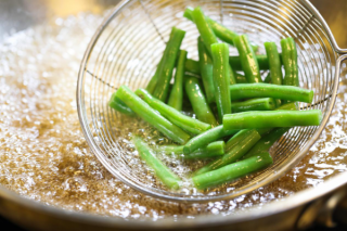  《宅家快手美食》杏鲍菇牛肉酱炒刀豆 第3步