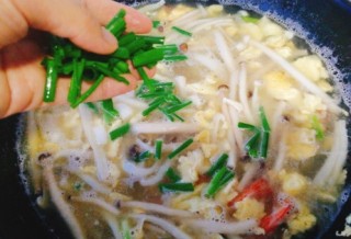 菌类料理+鸭蛋双菇鲜虾汤 第17步