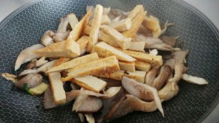  蚝汁菇肉烩豆腐 第3步