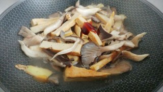  蚝汁菇肉烩豆腐 第5步