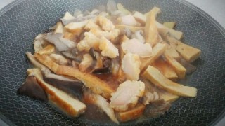  蚝汁菇肉烩豆腐 第6步