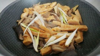  蚝汁菇肉烩豆腐 第7步