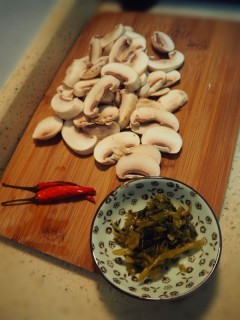  雪菜炒蘑菇「吃它」 第2步