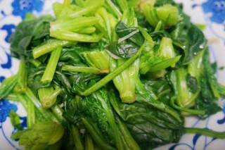  菠菜炒金针菇 第3步