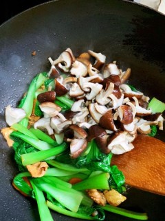  鸡肉香菇油菜 第3步