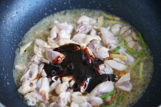 香菇鸡肉焖饭 第7步