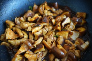  香菇鸡肉焖饭 第8步