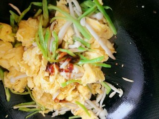  海鲜菇炒鸡蛋 第6步