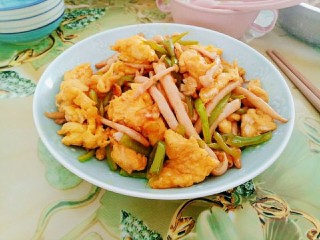  海鲜菇炒鸡蛋 第7步