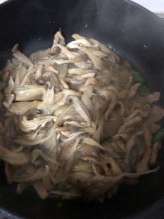  肉丝炒蘑菇 第1步