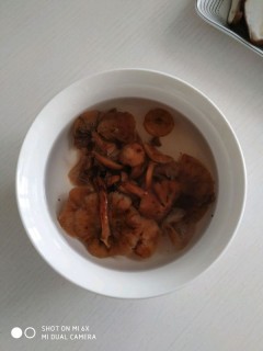  极鲜版芹菜蘑菇炒肉 第1步