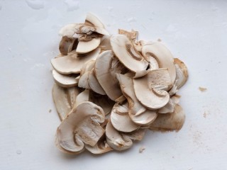  芦笋炒蘑菇 第2步