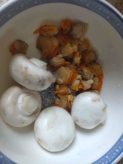  酥皮蘑菇蛤蜊奶油汤 第1步