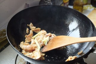  洋葱香菇炒鸡肉片 第4步