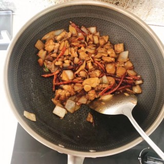  香辣香菇鸡肉土豆焖饭 第4步