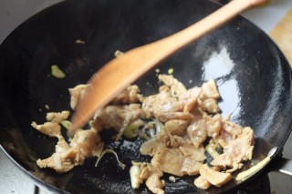  洋葱香菇炒鸡肉片 第5步