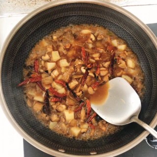  香辣香菇鸡肉土豆焖饭 第7步