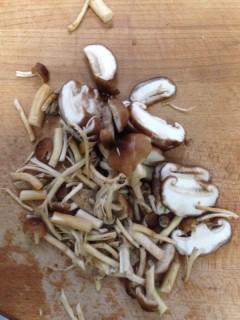  蘑菇菠菜面 第1步