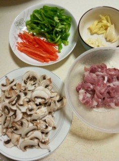  蘑菇小炒肉 第1步
