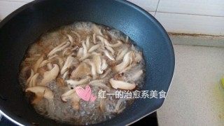  蘑菇花蛤汤 第4步