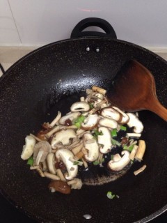  蘑菇菠菜面 第2步