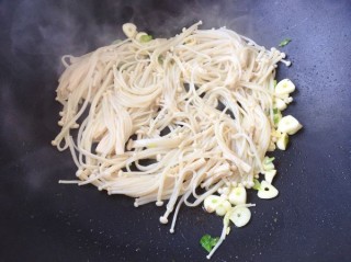  菠菜炒金针菇 第6步