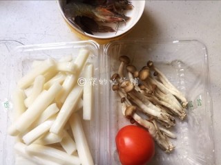  番茄蟹味菇鲜虾年糕汤 第1步