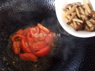  番茄蟹味菇鲜虾年糕汤 第6步
