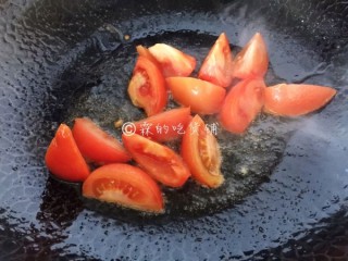  番茄蟹味菇鲜虾年糕汤 第5步
