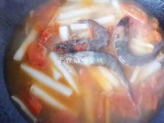  番茄蟹味菇鲜虾年糕汤 第10步