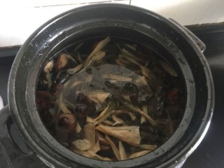  菜干香菇猪骨汤 第3步