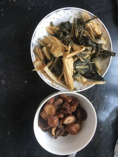  菜干香菇猪骨汤 第1步