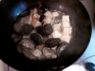  香菇豆腐炖鱼块 第7步
