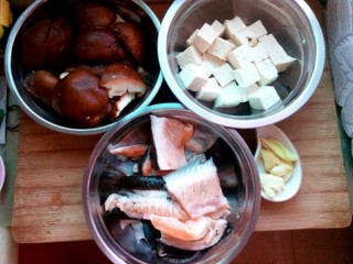  香菇豆腐炖鱼块 第1步