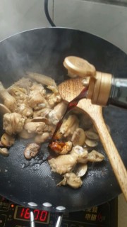  蘑菇烧鸡翅 第8步