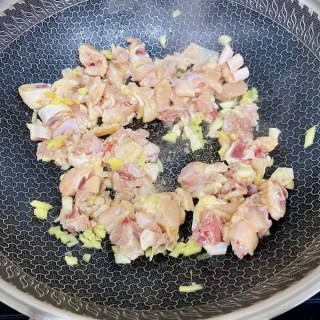  【香菇土豆焖鸡】 第2步