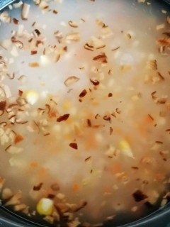  宝宝辅食—胡萝卜玉米香菇鲜虾粥 第6步
