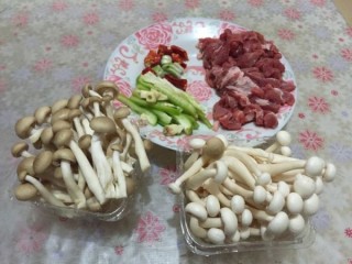  蟹味菇炒肉 第1步
