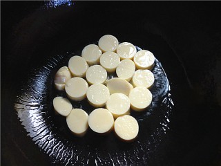  番茄金针菇烩玉子豆腐 第3步