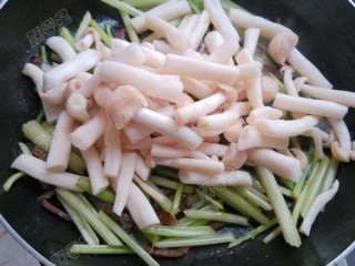  芹菜腊肉炒蘑菇 第7步