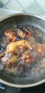  美味营养的小鸡炖蘑菇配胡萝卜和腐竹 第11步